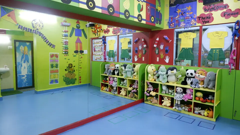Cubs Gurukul activity hall in Thane with soft-toy shelves, mirror wall and colourful learning displays