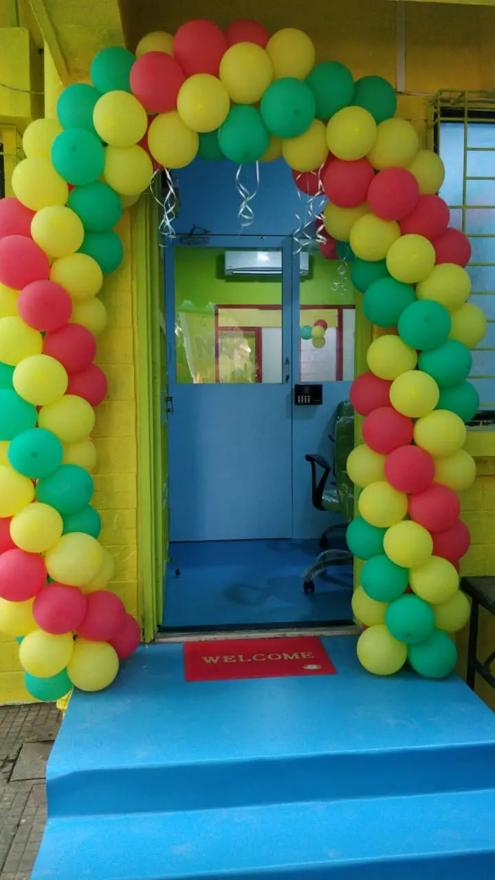 Cubs Gurukul entrance decorated with a colourful balloon arch