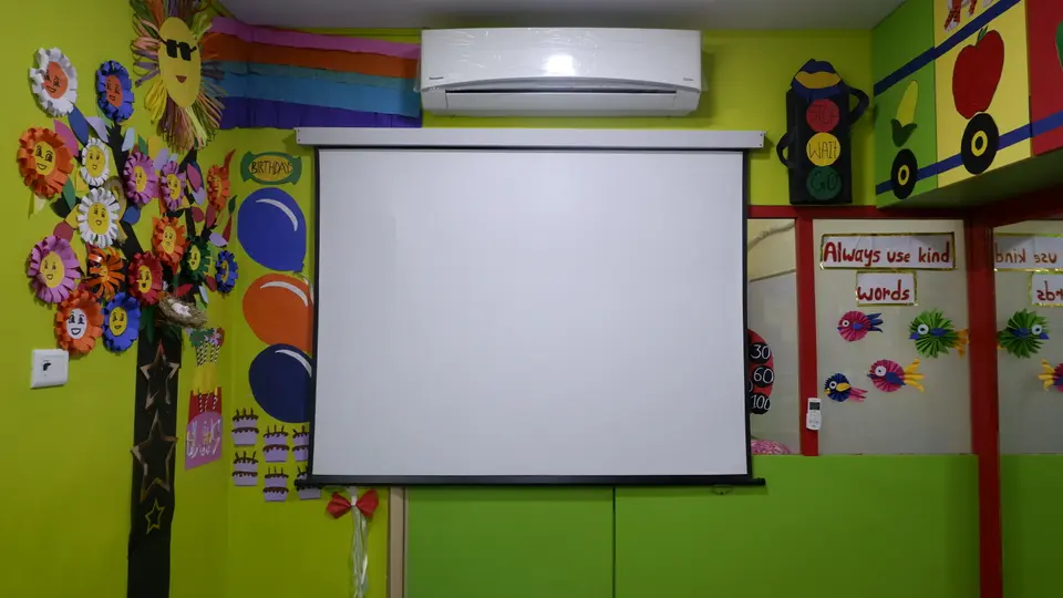 Smart class with projector screen